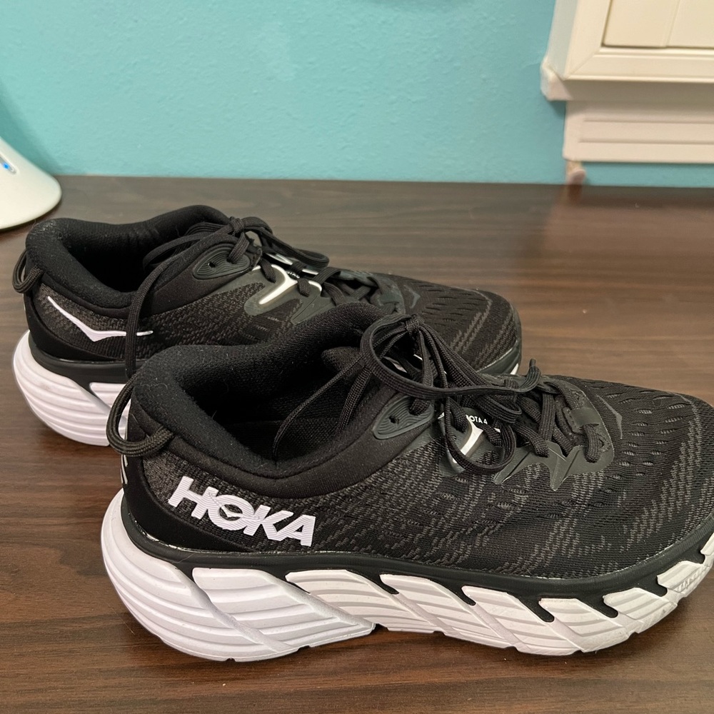 Womans HOKA  Gaviota 4 size 8.5 Worn only 3 times for walking